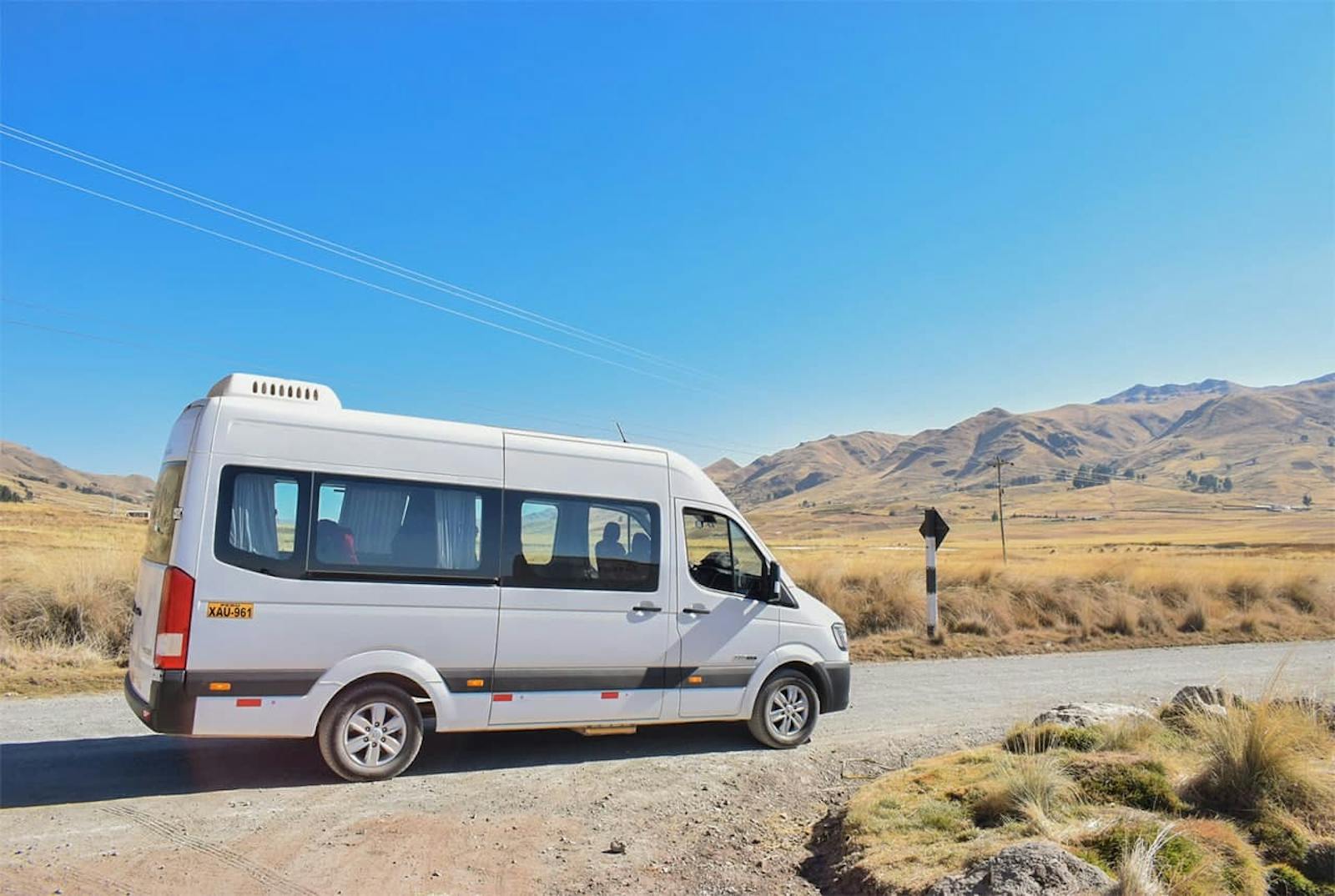 Machu Picchu kilátása egy fehér minibuszból