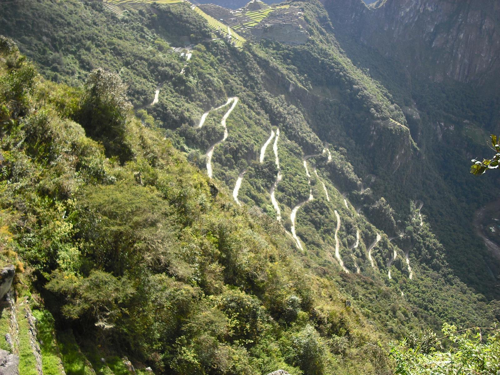 Lotowy widok na wijące się ścieżki do Machu Picchu
