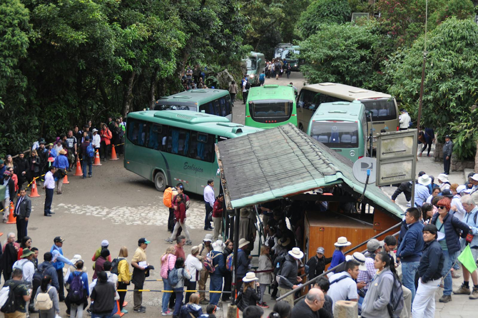 Przybycie turystów autobusem do Machu Picchu